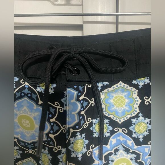 Women’s beach or surf shorts. - Picture 2 of 4